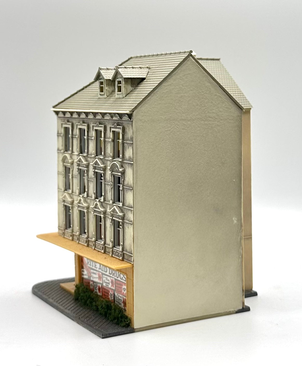 Pola N Scale Weathered 5-Story Corner Apartment & Rite Aid Store Building
