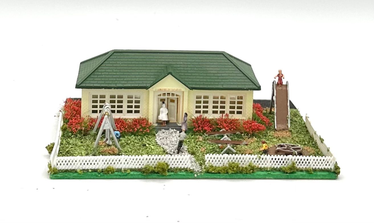 Bachmann N Scale Cream School House/Playground Diorama