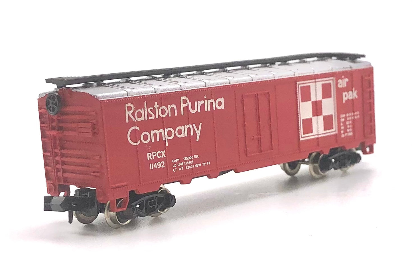 Model Power 3401 N scale Ralston Purina Co. Boxcar w/roof walkway RPCX 11492