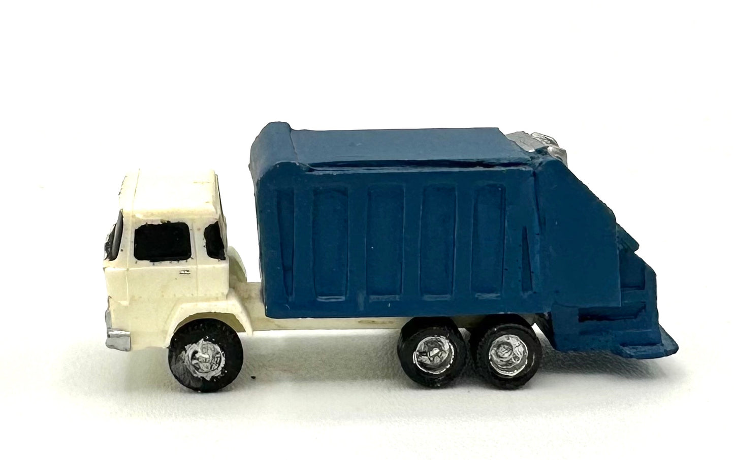 N Scale Custom Painted UnMarked 6 Wheel Garbage Waste Truck