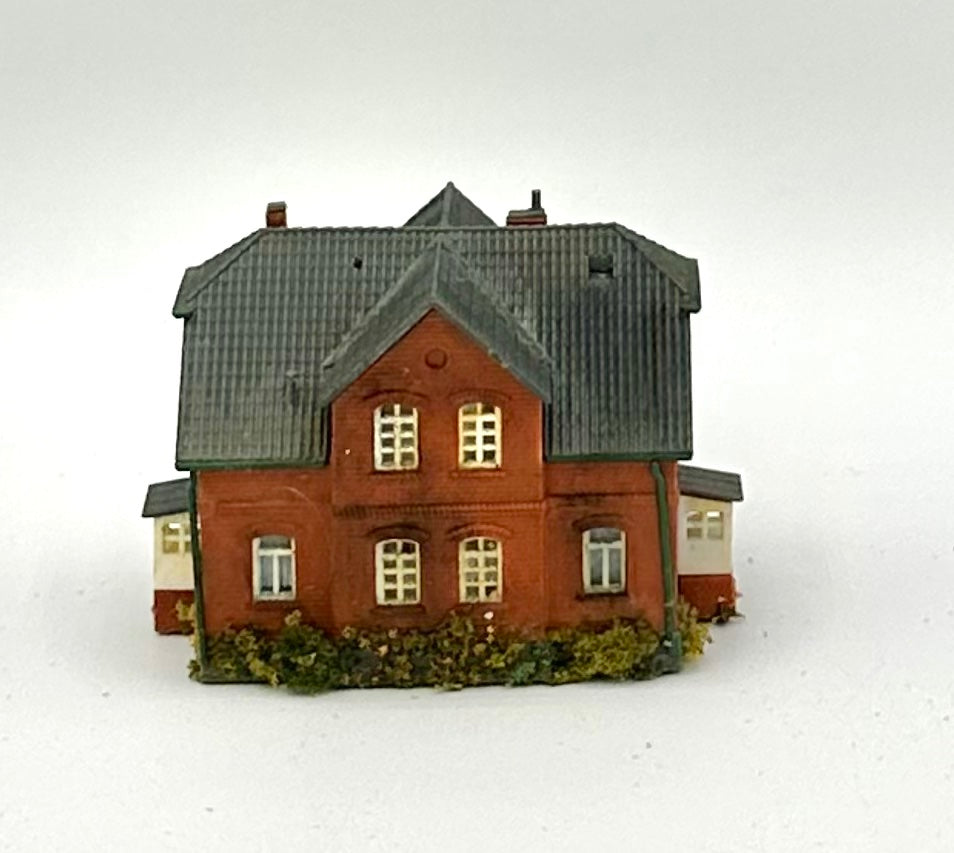 Kibri Z Scale 2-Story Custom Painted/Weathered Town House Lighted