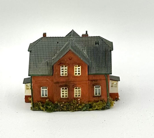 Kibri Z Scale 2-Story Custom Painted/Weathered Town House Lighted