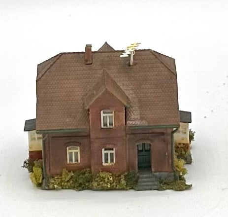 Kibri Z Scale 2-Story Custom Painted/Weathered Town House Lighted