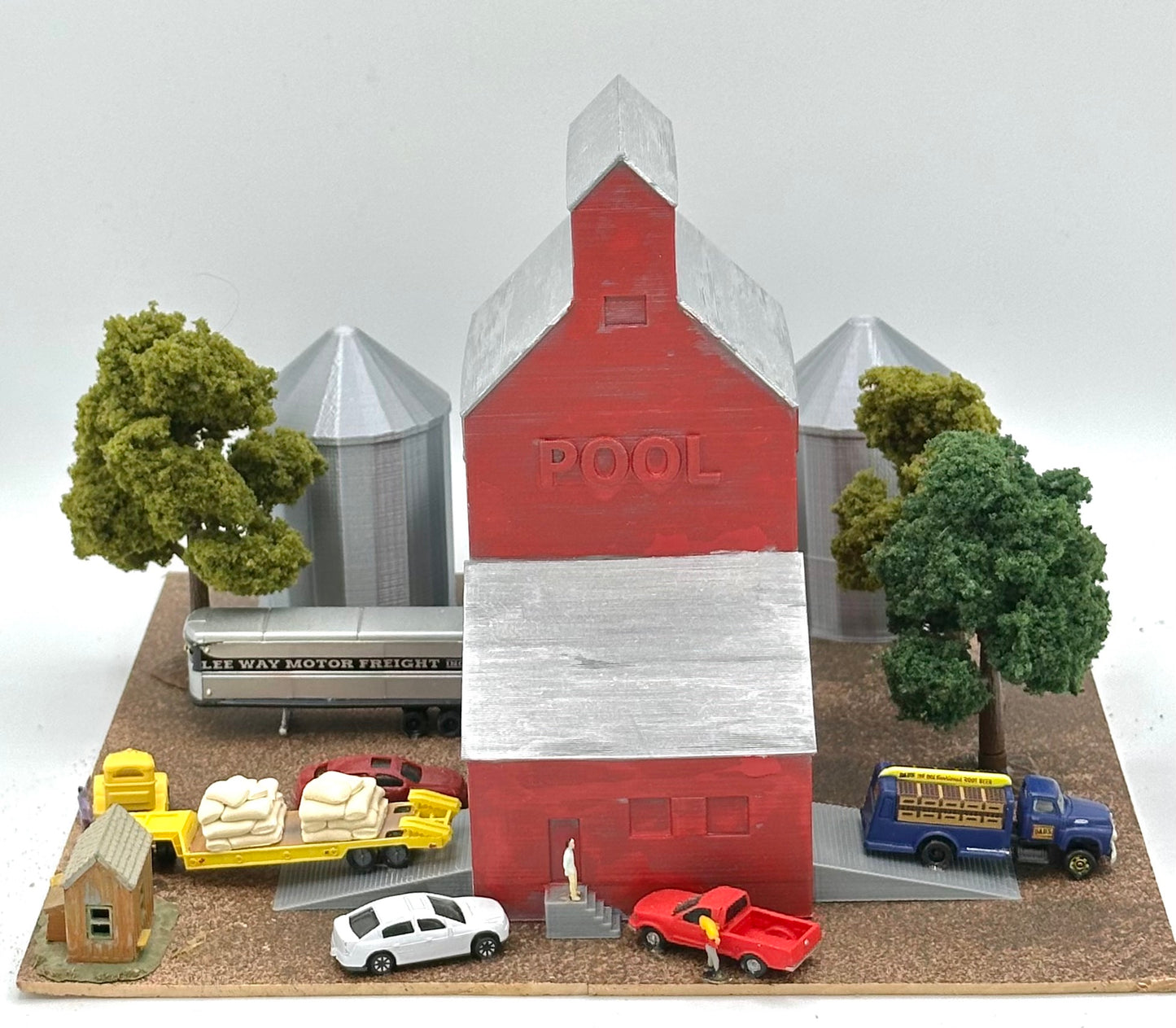 Walthers Cornerstone N Scale 933-3238 "Pool" COOP Grain Elevator + Silo's  Fully AssembledDiorama