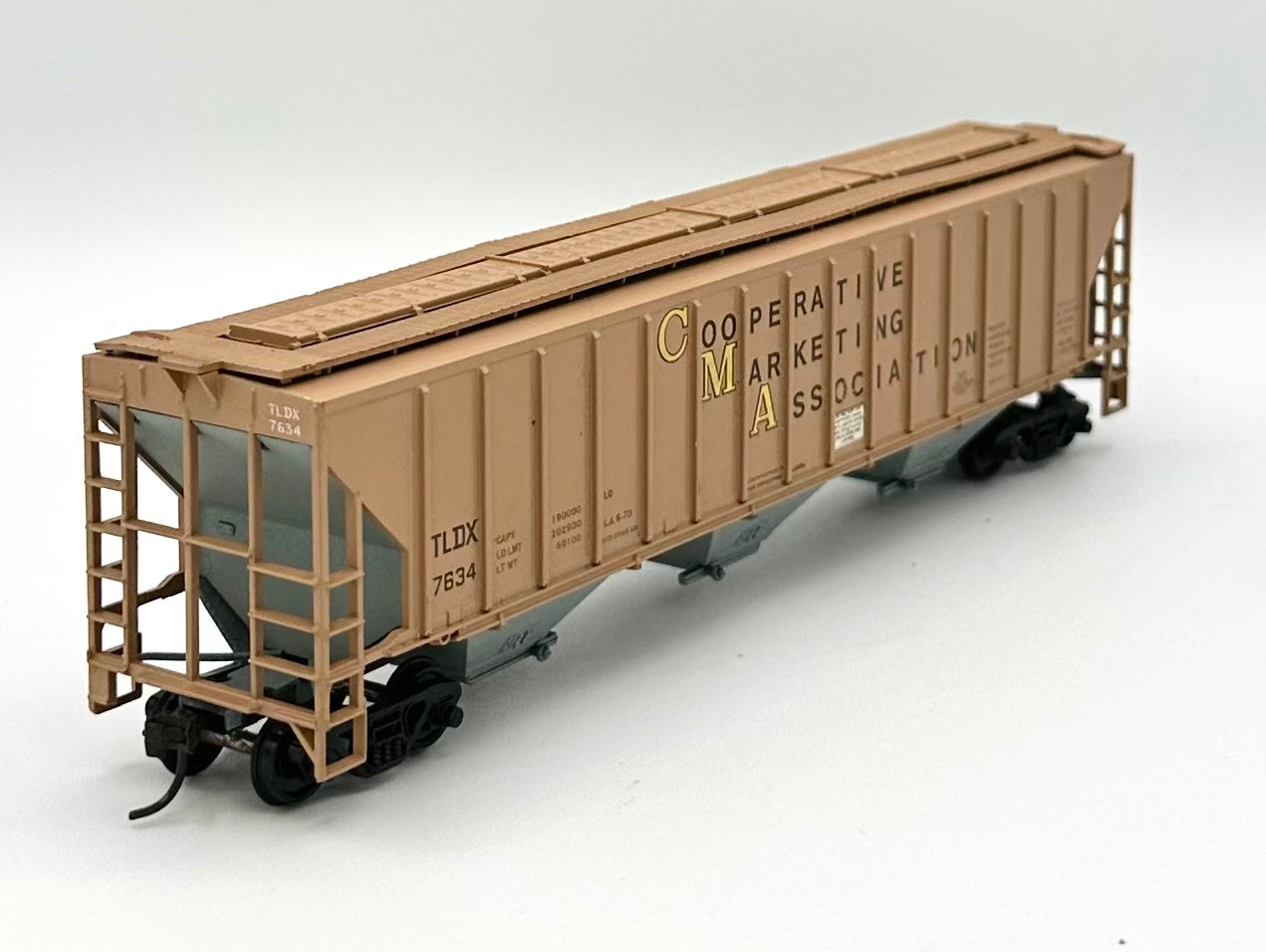 Athearn HO Scale 3 Bay Covered Hopper "Coperative Marketing Association" TLDX7634