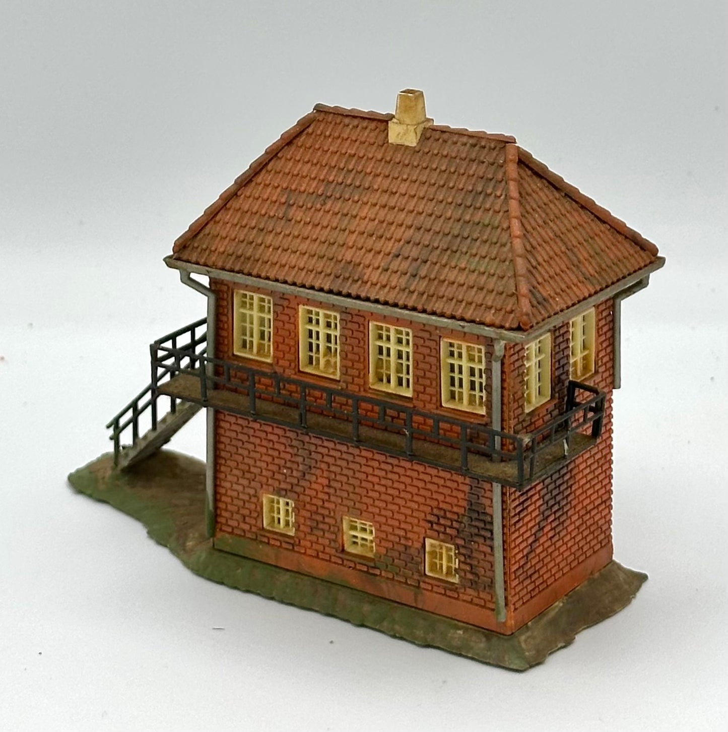 Heljan HO Scale Fully Assembled, Weathered Trackside Signal Box Building