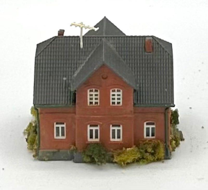 Kibri Z Scale 2-Story Custom Painted/Weathered Town House Lighted