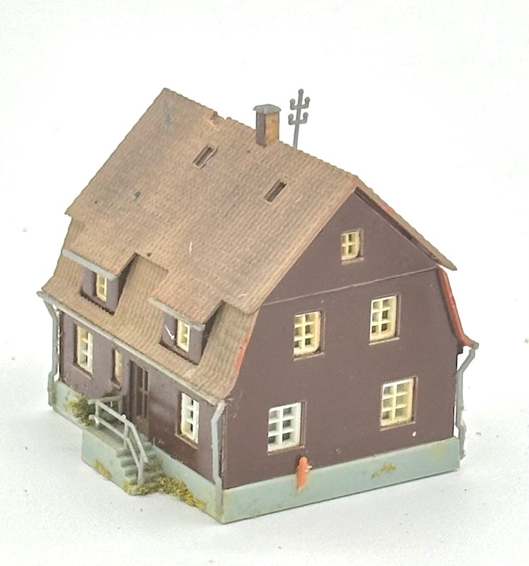 Kibri Z Scale 3-Story Town House Weathered Fully Assembled Lighted