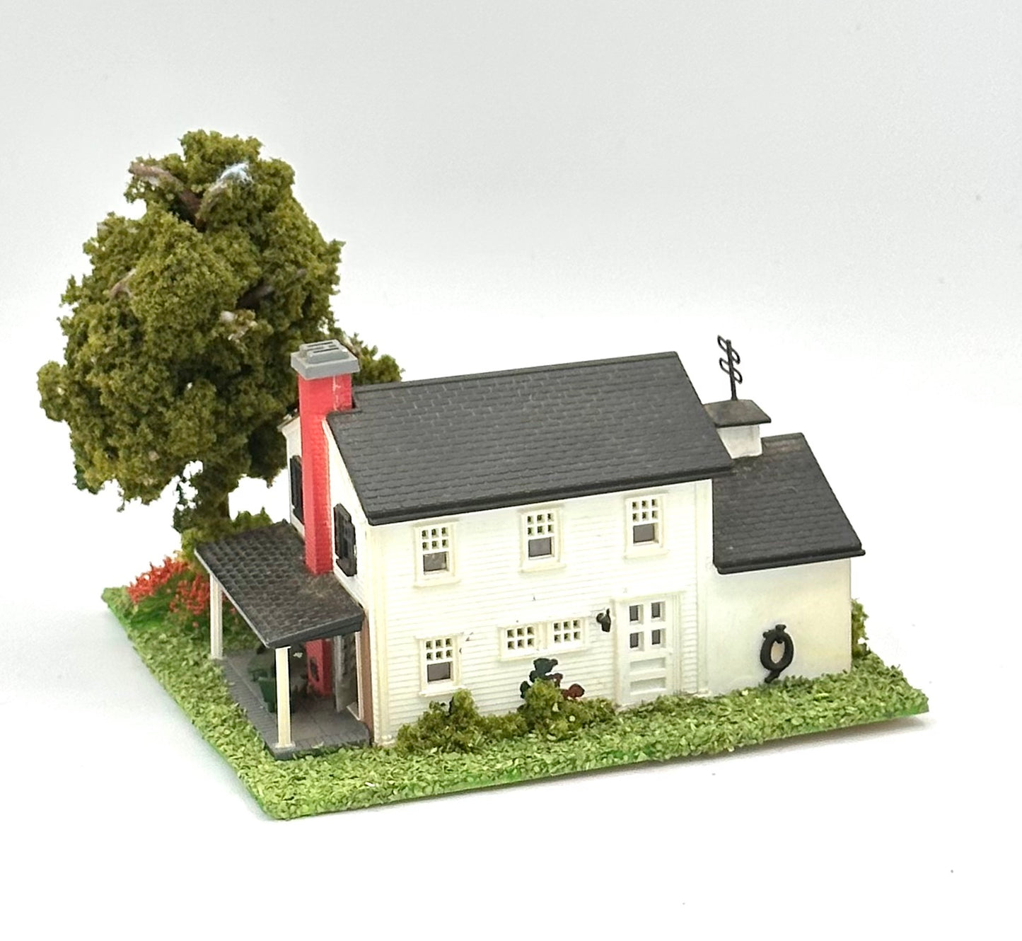 N Scale Modern Custom Painted Family Detached Home Fully Assembled Lighted