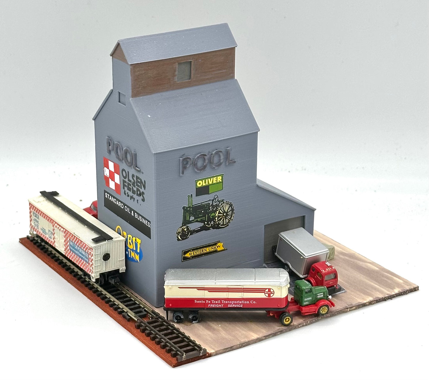 Walthers Cornerstone N Scale 933-3238 Fully Assembled, Trackside "Pool" COOP Grain Elevator New Diorama