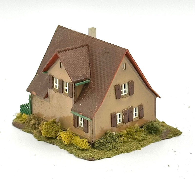 Kibri Z Scale 2-Story Town House Custom Painted/Weathered Fully Assembled Lighted