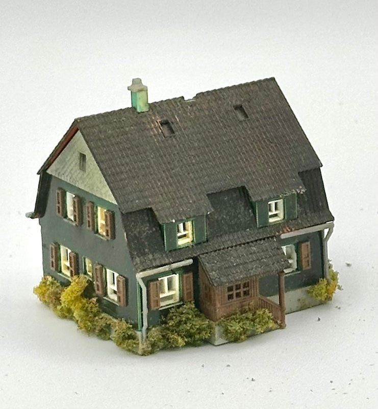 Kibri Z Scale 2-Story Town House Custom Painted/Weathered Fully Assembled Lighted