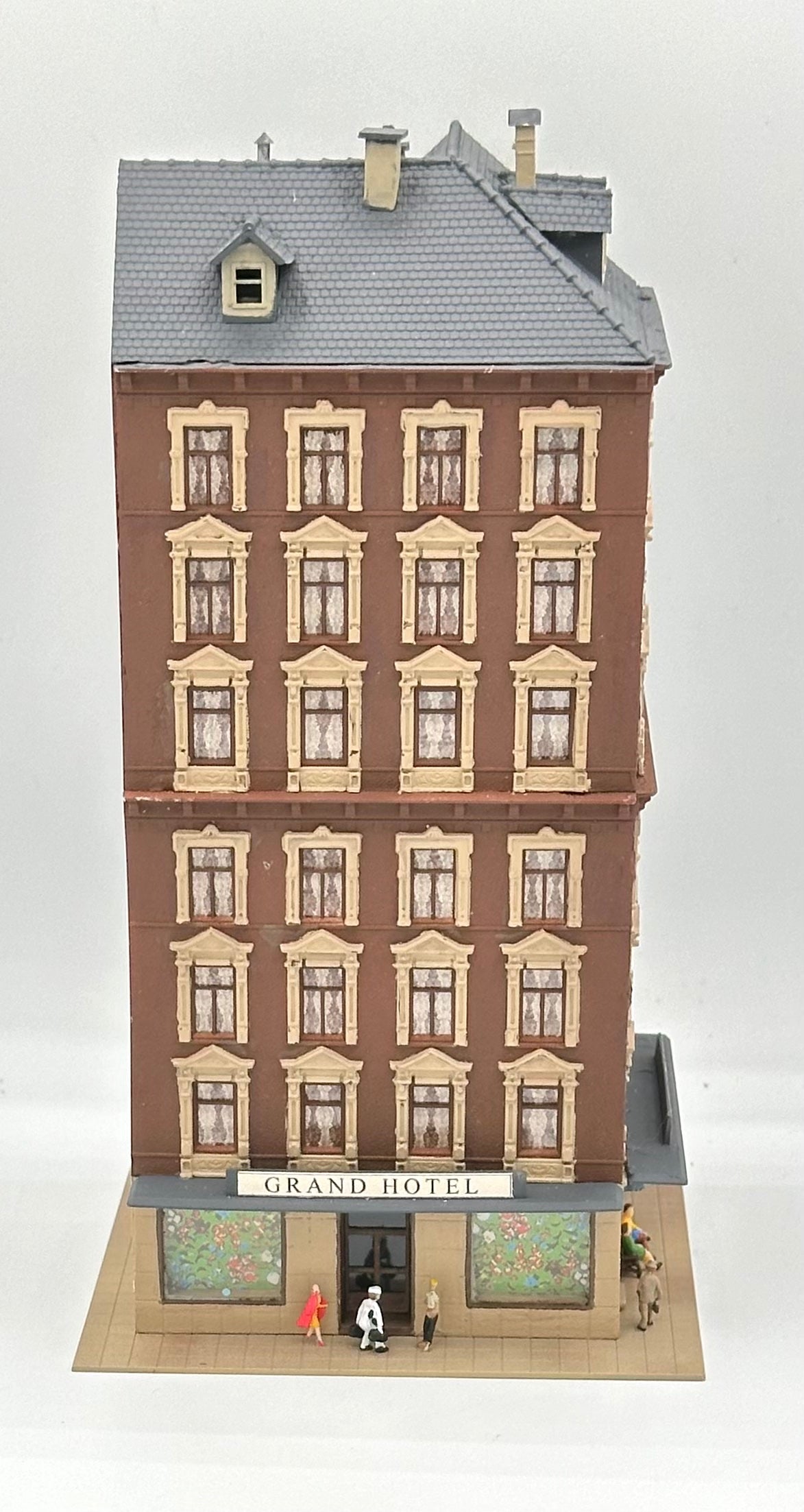 Unique Pola N Scale Custom Built/Painted a 8-Story Apartment Block Fully Assembled