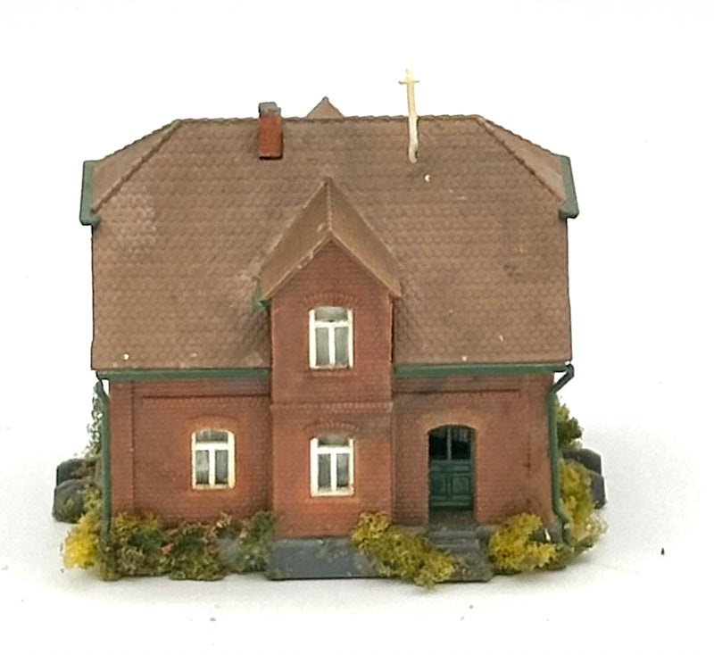 Kibri Z Scale 2-Story Custom Painted/Weathered Town House Lighted