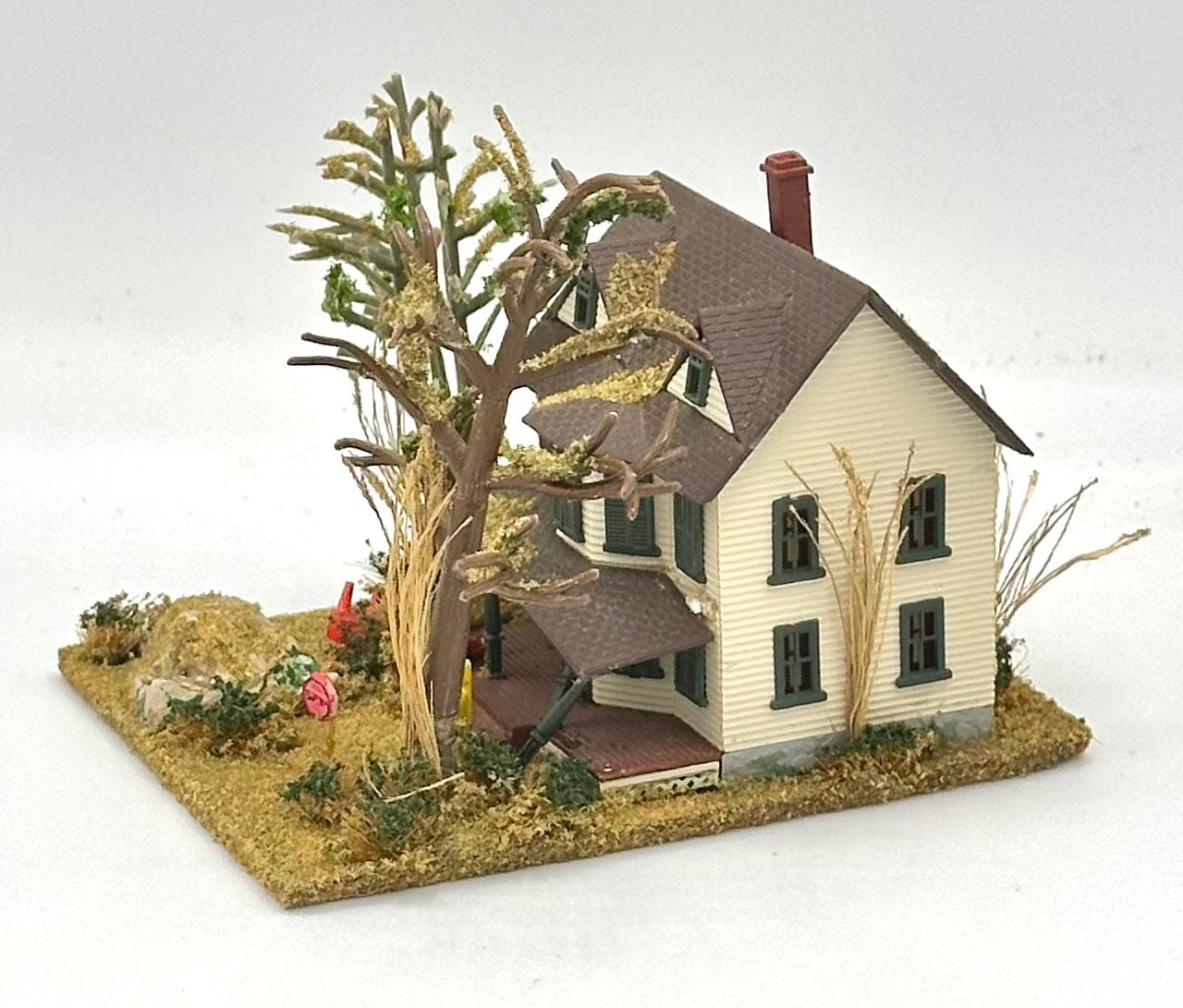 N Scale Custom Built Abandoned Derelict House Lighted Diorama.