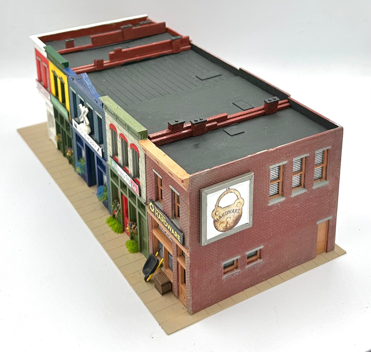 Walthers Cornerstone HO Scale Fully Assembled" Merchants Row 1" Buildings