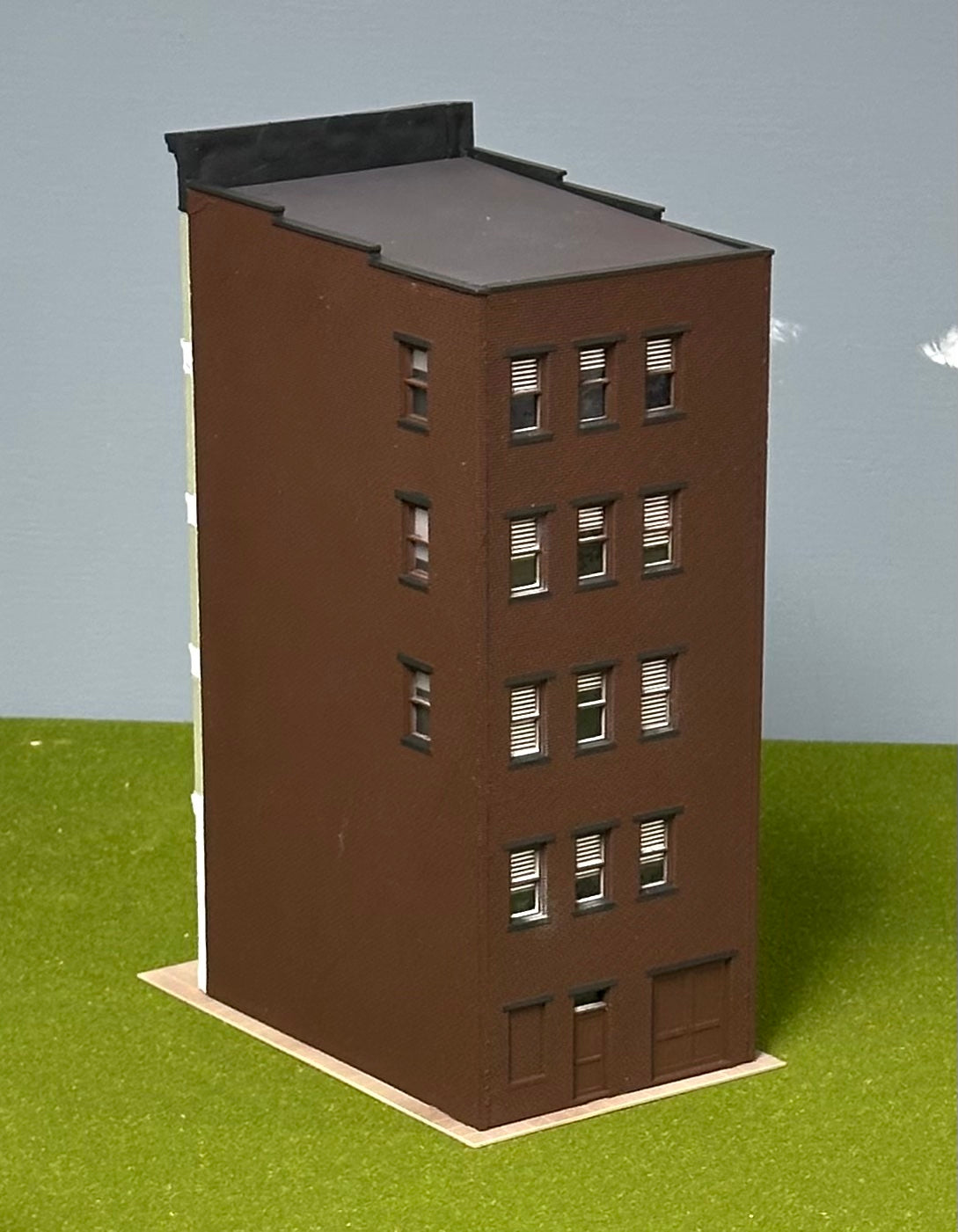 City Classics HO Scale Custom Painted 5-Story Art Deco Building Street Figures Lighted