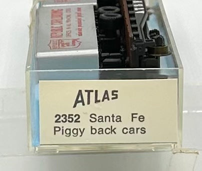 Atlas 2352 N Scale ATSF Piggy Back Flatcar + 2 Trailer Loads