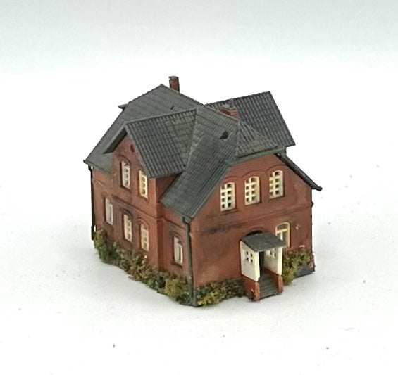 Kibri Z Scale 2-Story Custom Painted/Weathered Town House Lighted