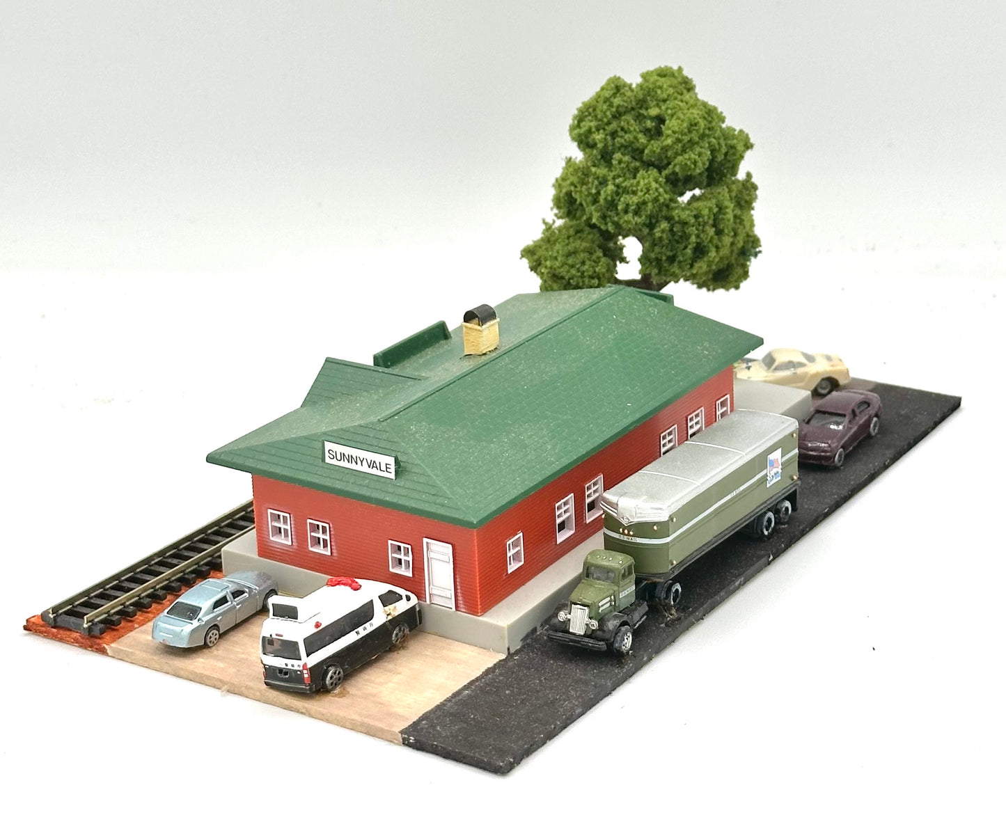 Bachmann N Scale "Sunnyvale " Train StationLighted Diorama
