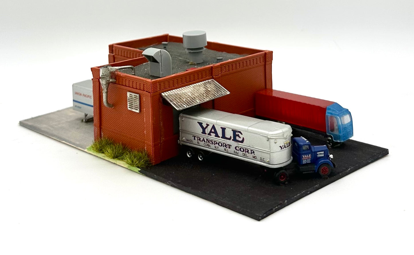 DPM Modular N Scale Factory/Warehouse + Delivery Vehicles New Diorama