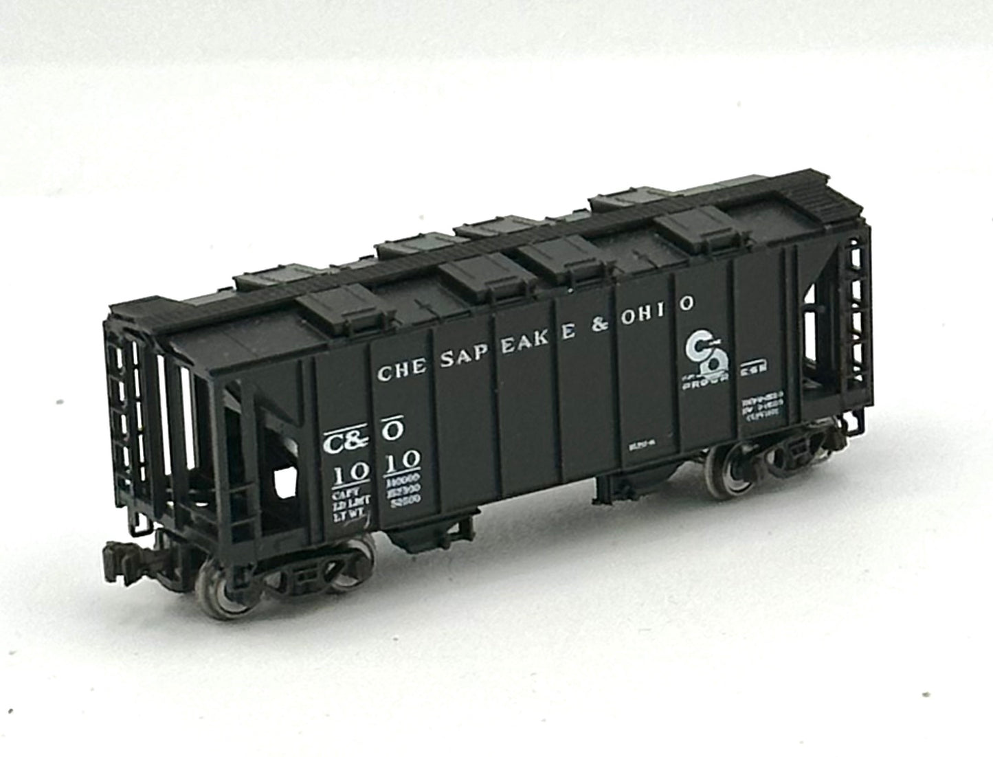 Kato N Scale Chesapeake & Ohio 2 Bay Covered Hopper Freight Car