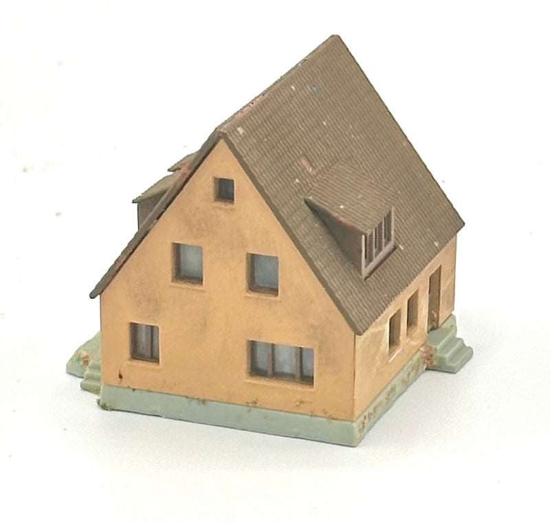 Kibri Z Scale 3-Story Town House Weathered Fully Assembled Lighted