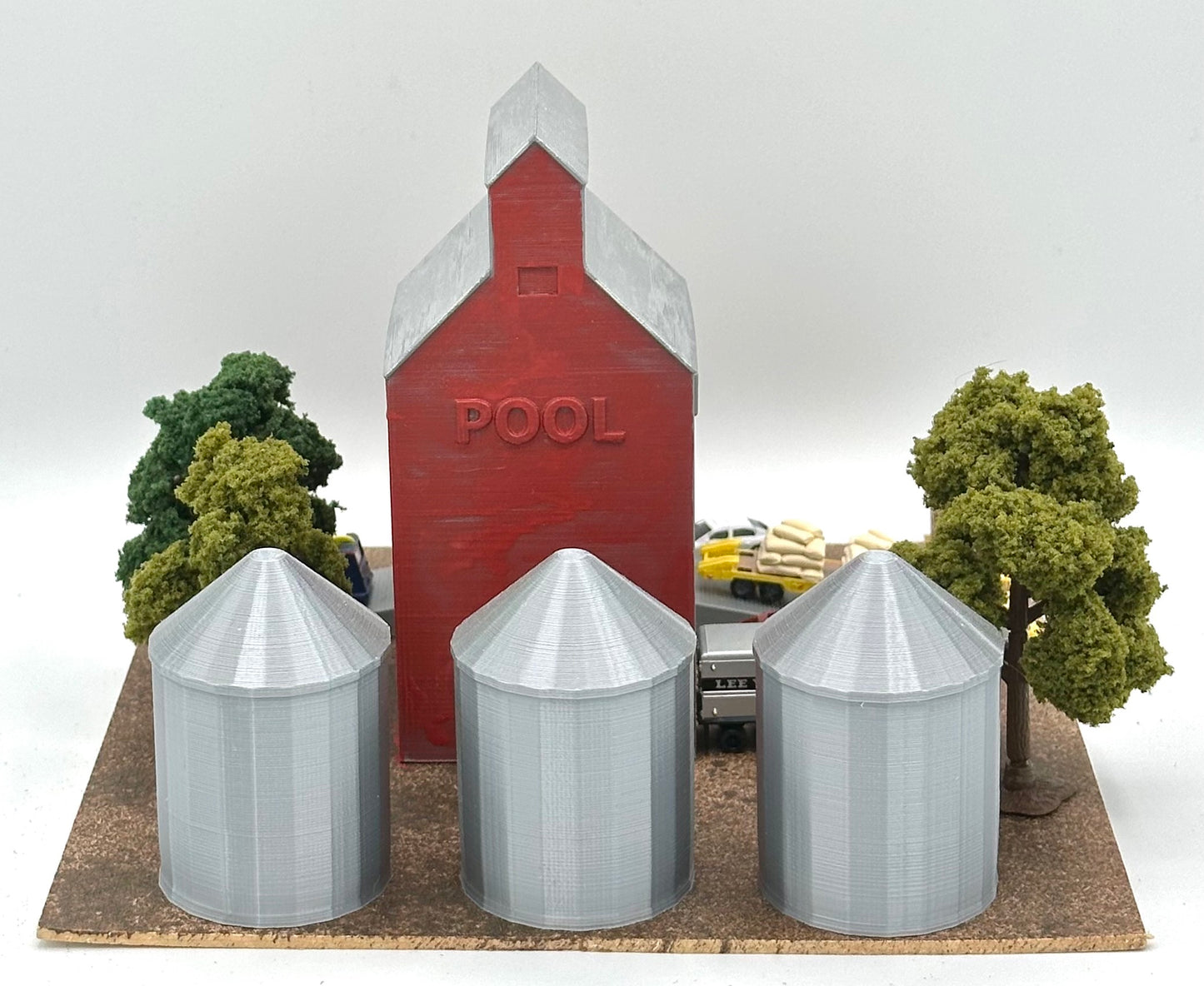 Walthers Cornerstone N Scale 933-3238 "Pool" COOP Grain Elevator + Silo's  Fully AssembledDiorama