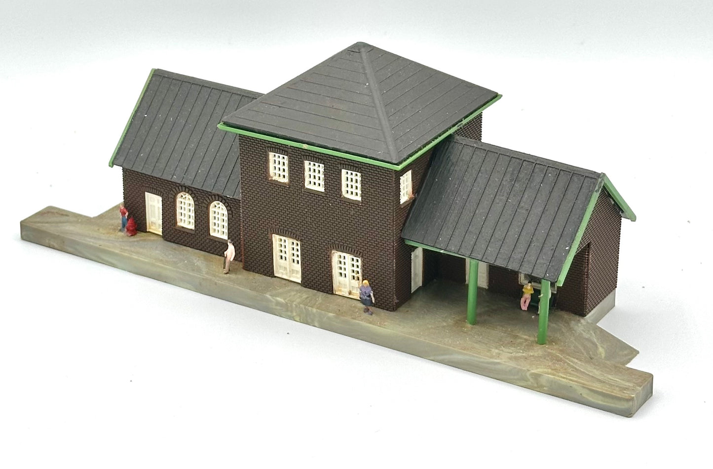 Heljan Con-Cor B640 N Scale Train Station Custom Painted Fully Assembled Lighted