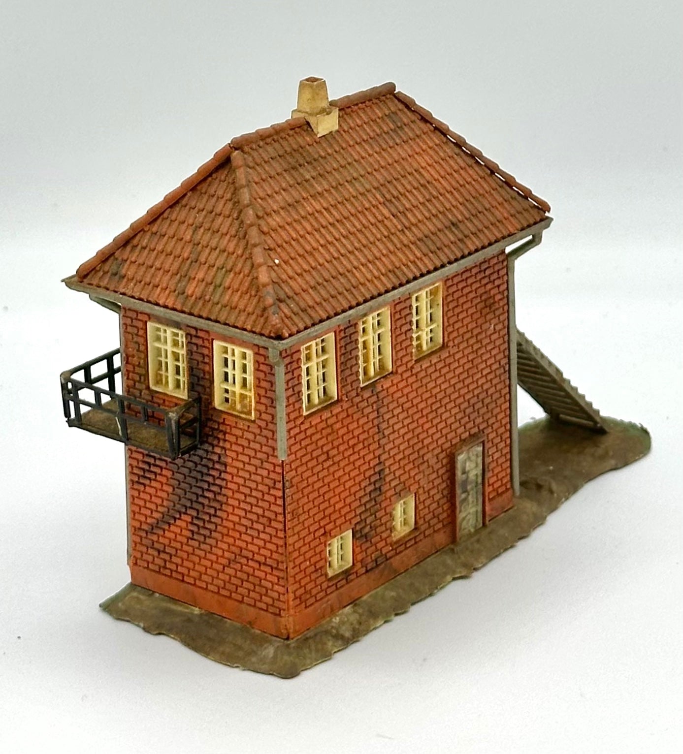 Heljan HO Scale Fully Assembled, Weathered Trackside Signal Box Building