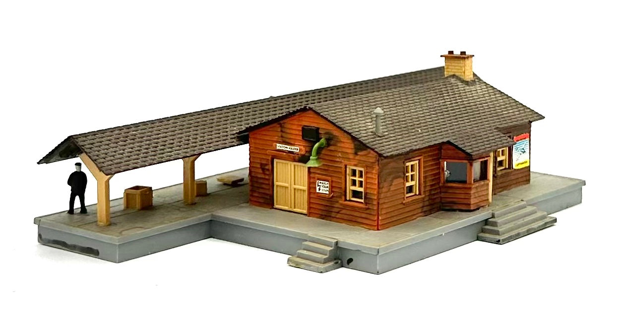 AHM N Scale 5899 "Ramsey Junction " Country Train Station, Fully Assembled.