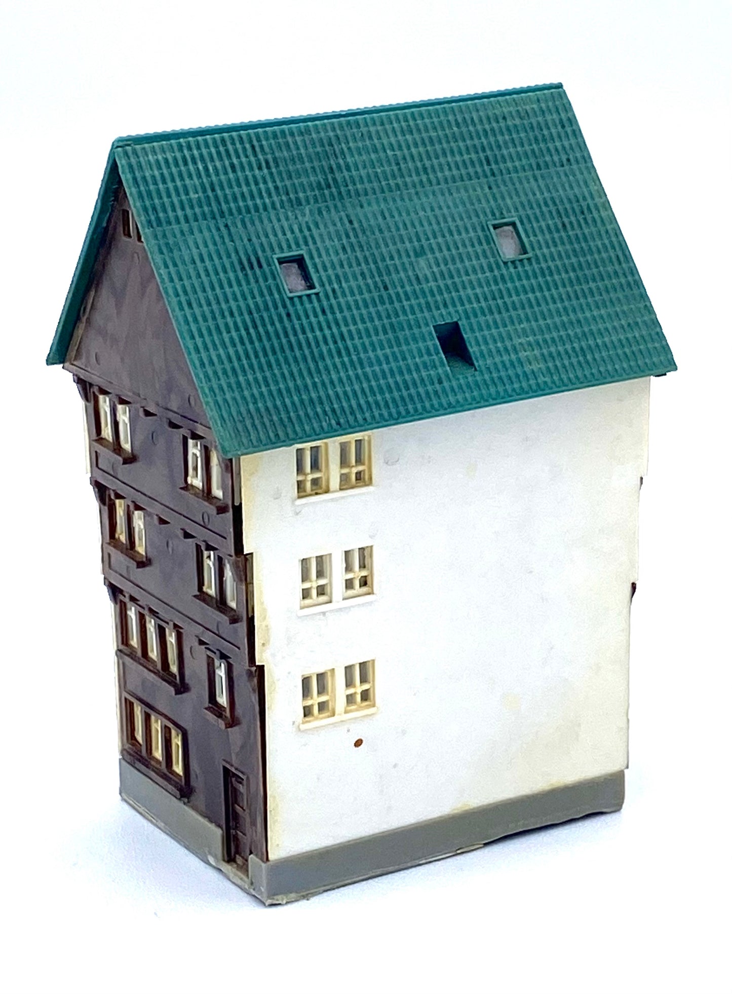 Kibri Z Scale 5-Story Apartments/ Ground Floor Shops Custom Painted Full Assembled