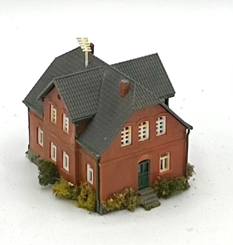 Kibri Z Scale 2-Story Custom Painted/Weathered Town House Lighted