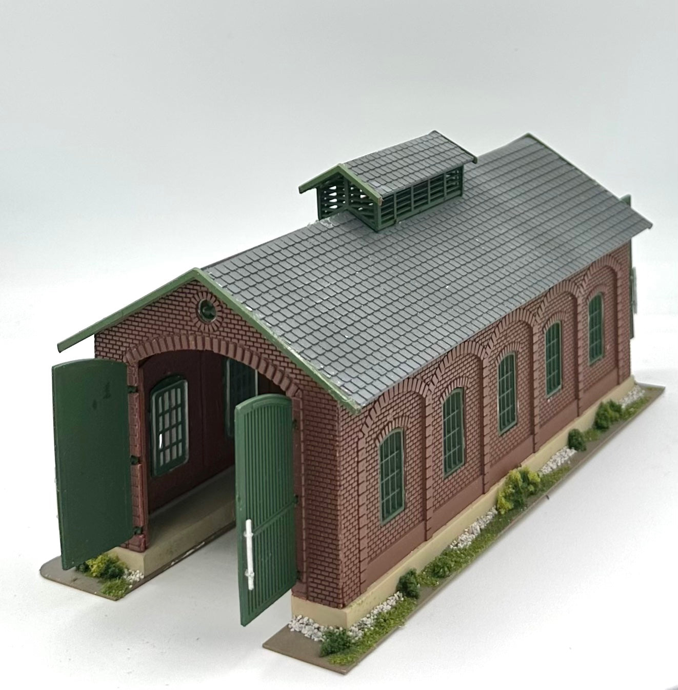 Heljan 1761 HO Scale Custom Painted Fully Assembled Engine Shed