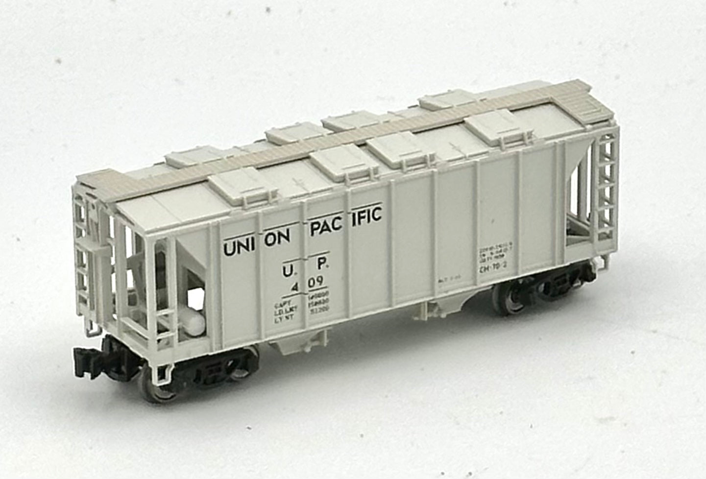 Kato N Scale Union Pacific 2 Bay Covered Hopper Freight Car