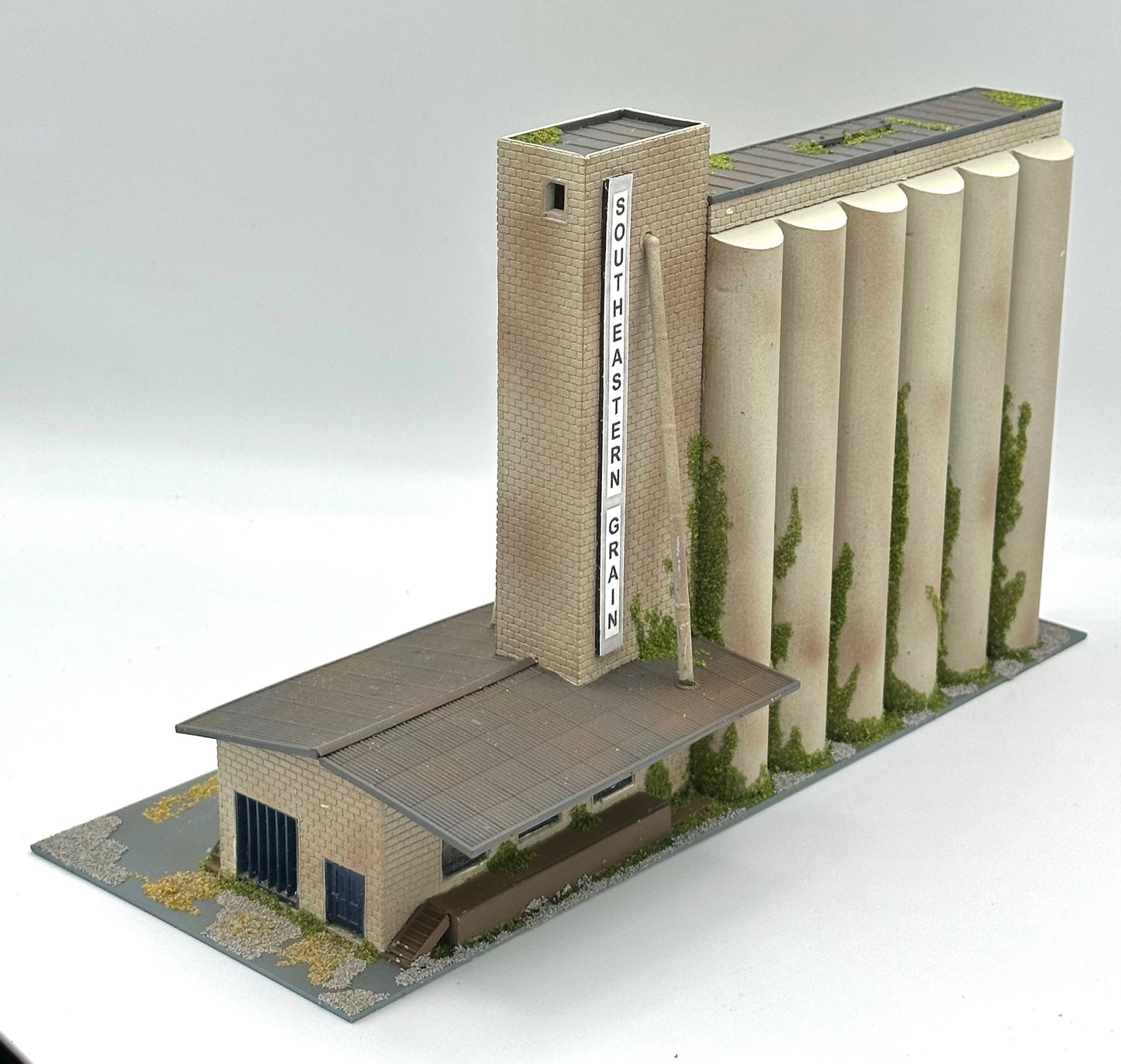 Walthers Cornerstone N Scale 933-3027 " "Southeastern Grain"  Grain Elevator Fully Assembled Diorama