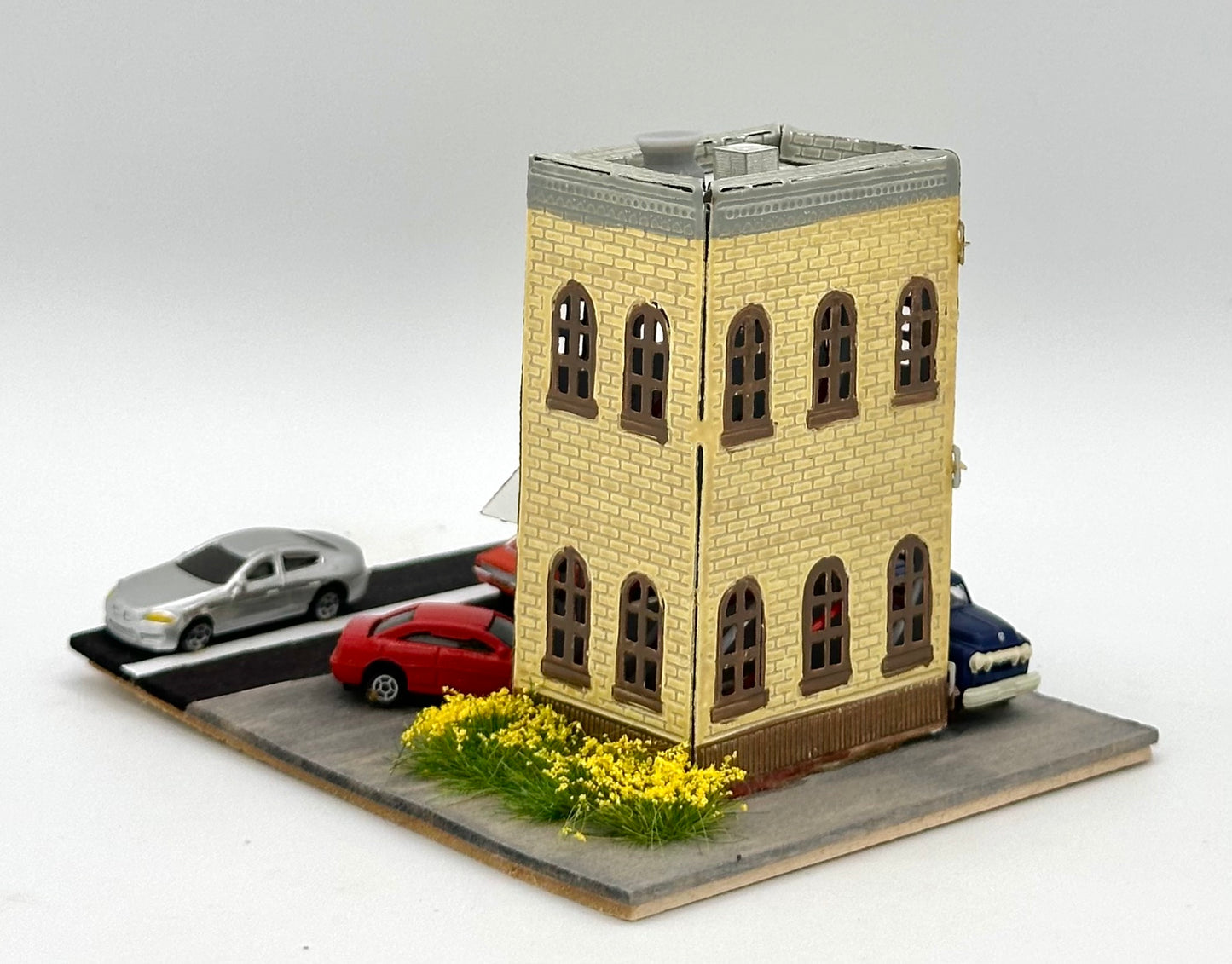 N Scale Custom Built/Painted "Coffee Shop" and Yard Fully Assembled New Diorama.