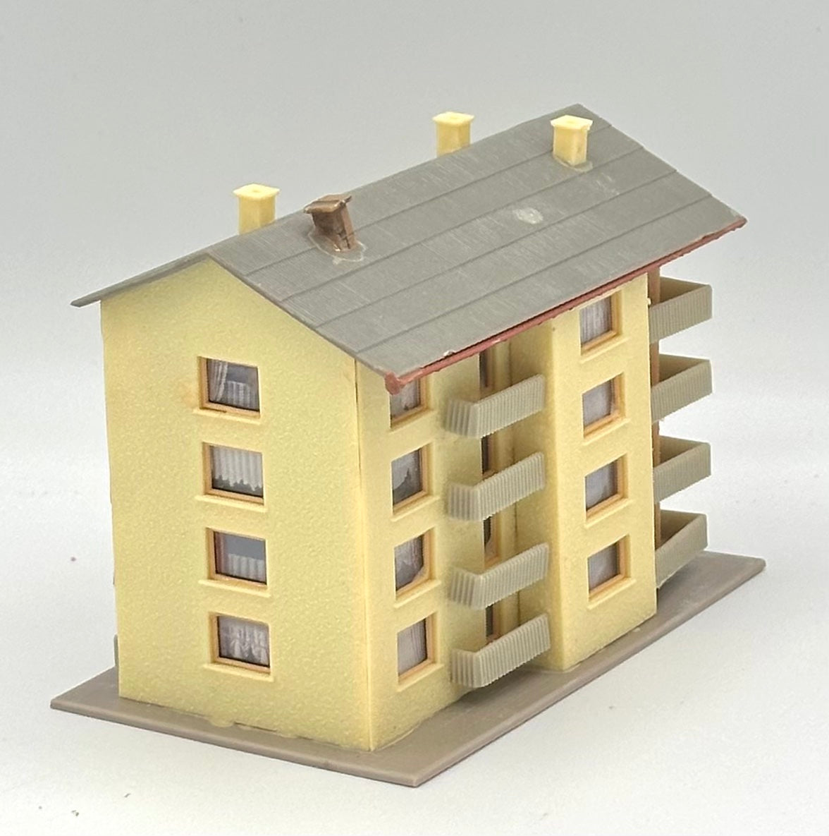 Vollmer N Scale Modern 4-Story Apartment Complex.
