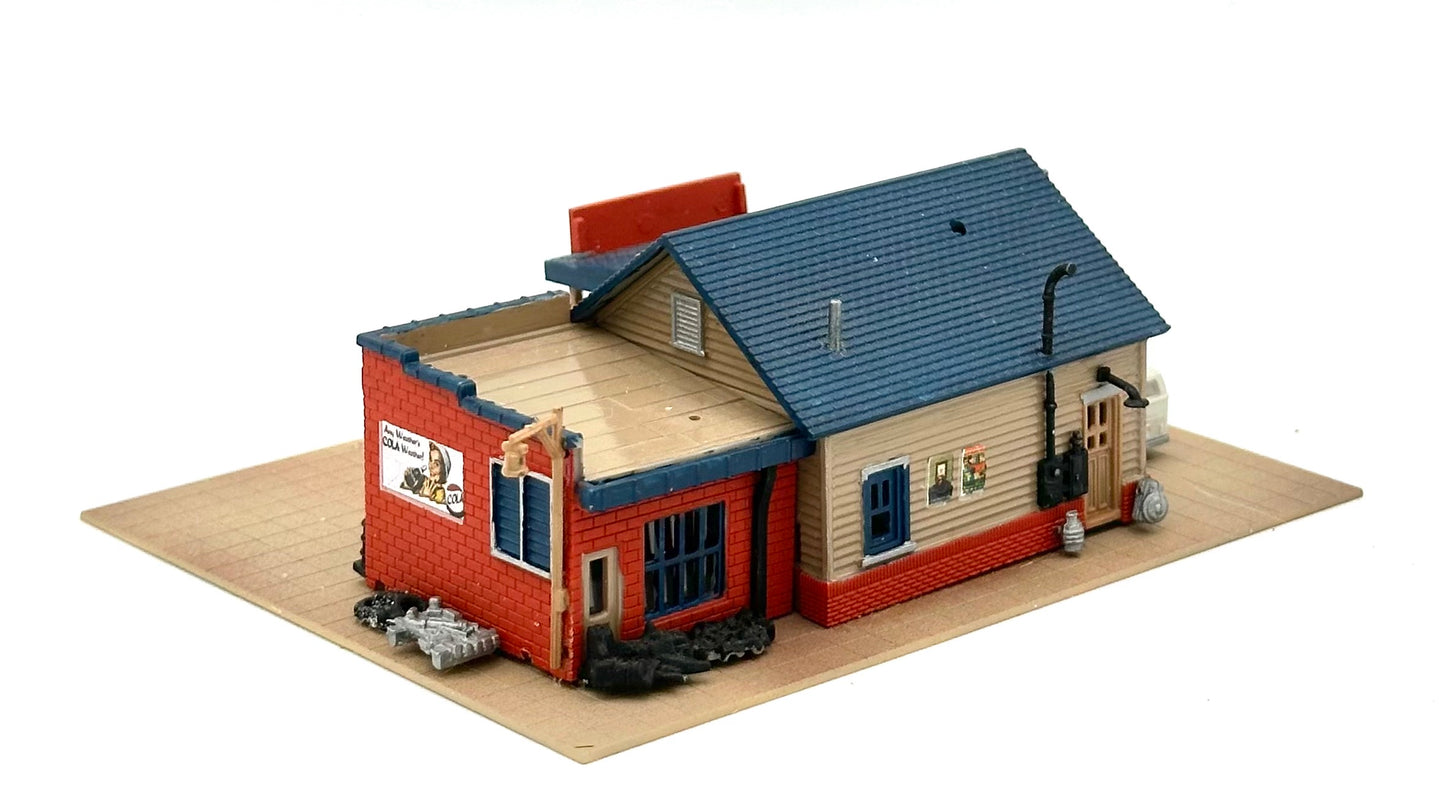 Woodland Scenics N Scale "Sonny's Super Service" Custom Painted  Lighted New Diorama.