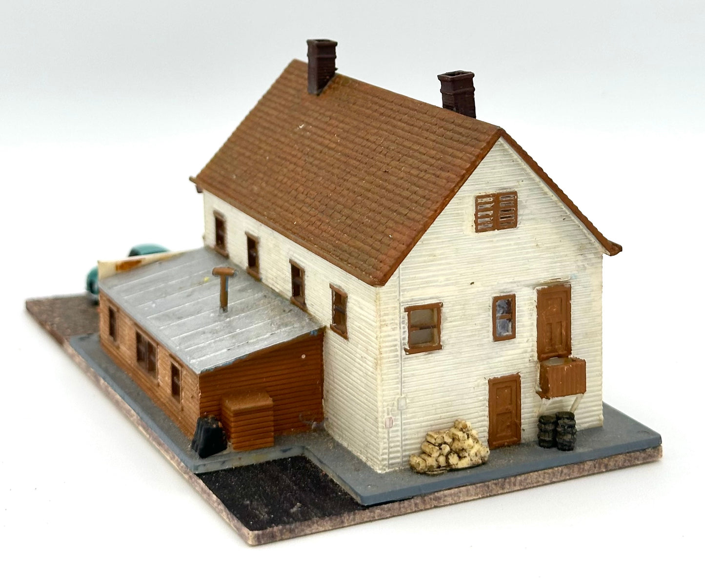 N Scale Old Style Gas Station/General Merchandising Fully Assembled Lighted Diorama