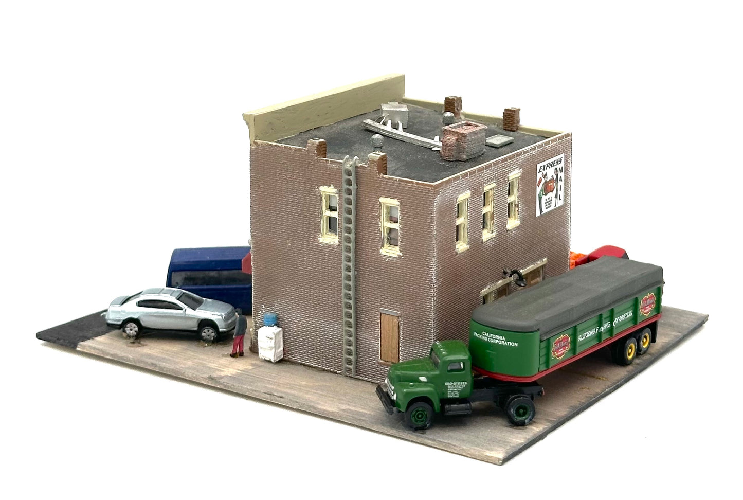 DPM N Scale Custom Painted/Weathered 2 Story Building"Fresh Market" Lighted