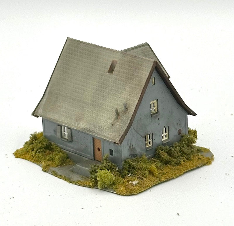 Kibri Z Scale  2-Story Town House Custom Painted/Weathered Fully Assembled Lighted