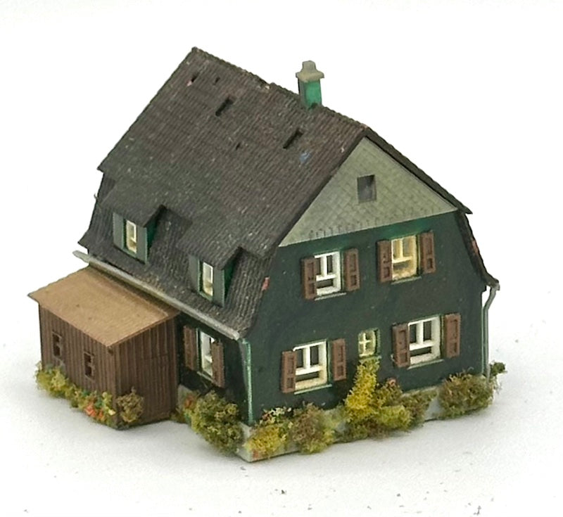 Kibri Z Scale 2-Story Town House Custom Painted/Weathered Fully Assembled Lighted