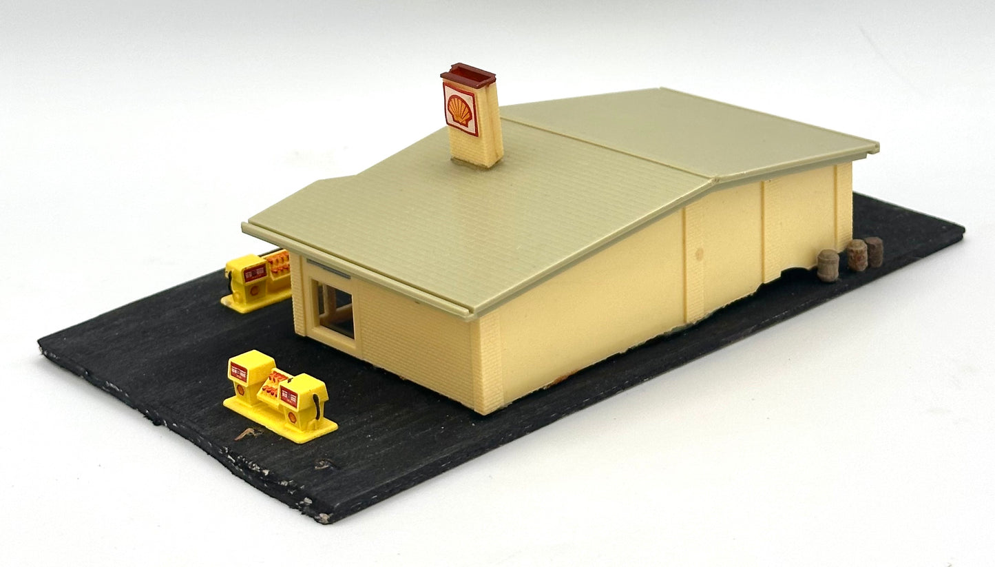 Bachmann N Scale Shell Gas Station Fully Assembled Diorama