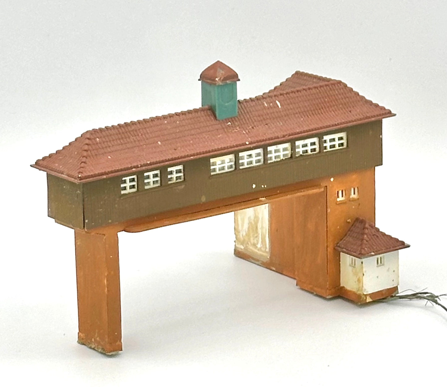 Kibri Z Scale 36730 Gantry Signal Box Painted/Weathered Fully Assembled Lighted