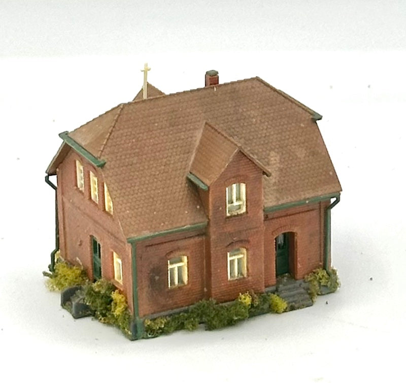 Kibri Z Scale 2-Story Custom Painted/Weathered Town House Lighted