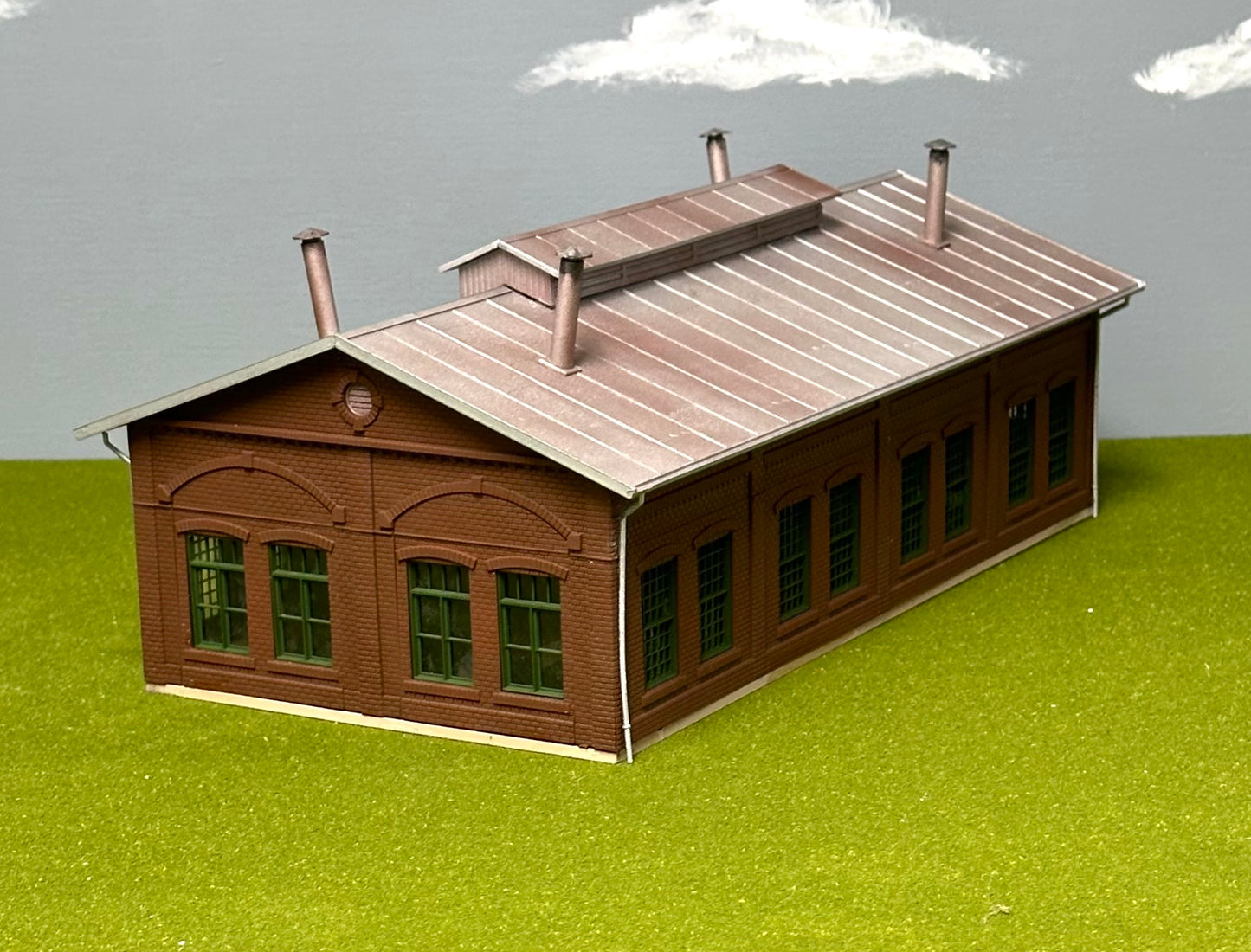 Walthers Cornerstone 933-3007 HO Scale 2-Stall Engine House Custom Painted/Weathered Fully Assembled LED Lighted