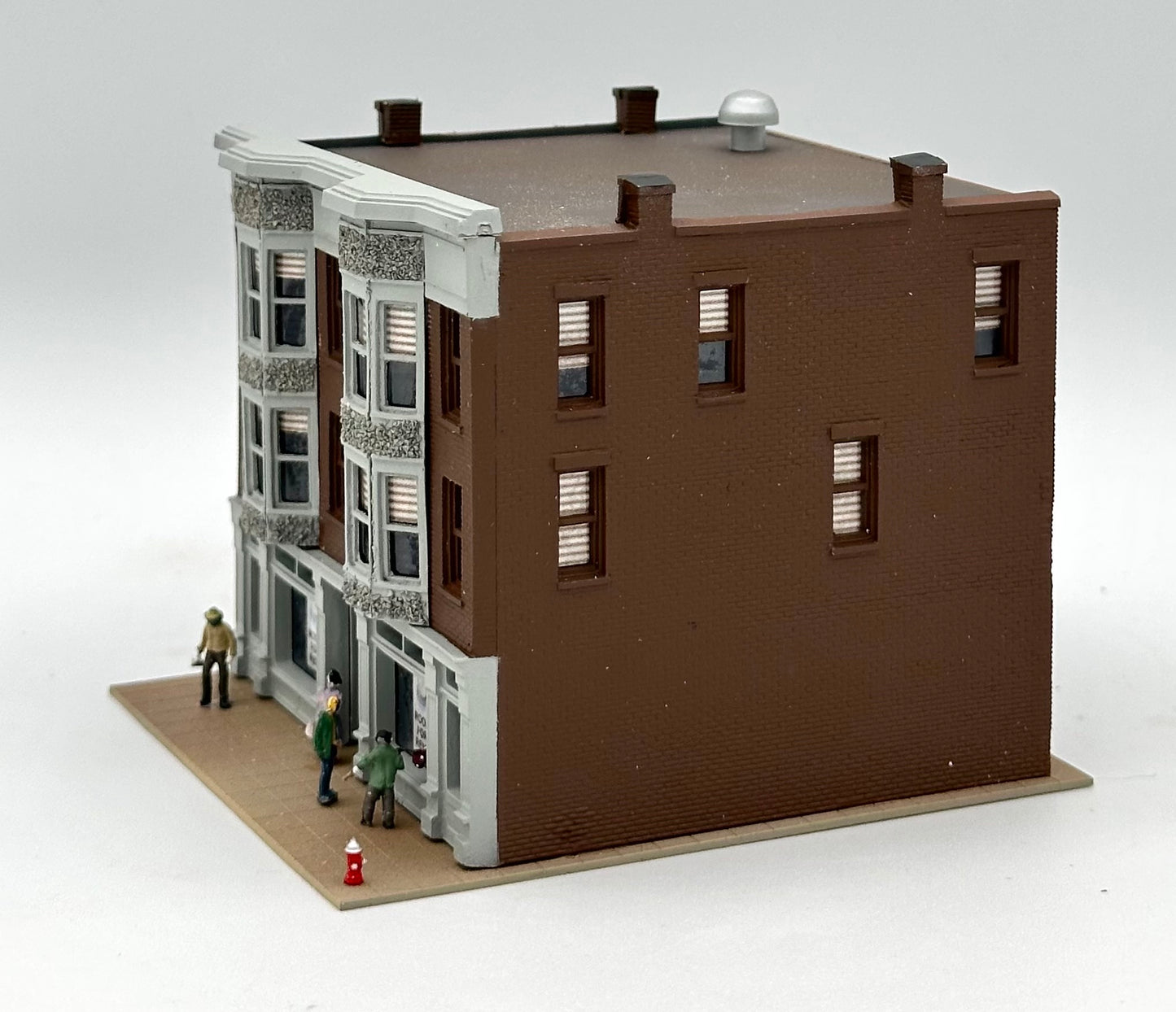Woodland Scenics N Scale Custom Painted, Apartment Building,Window treatments, Street Figures