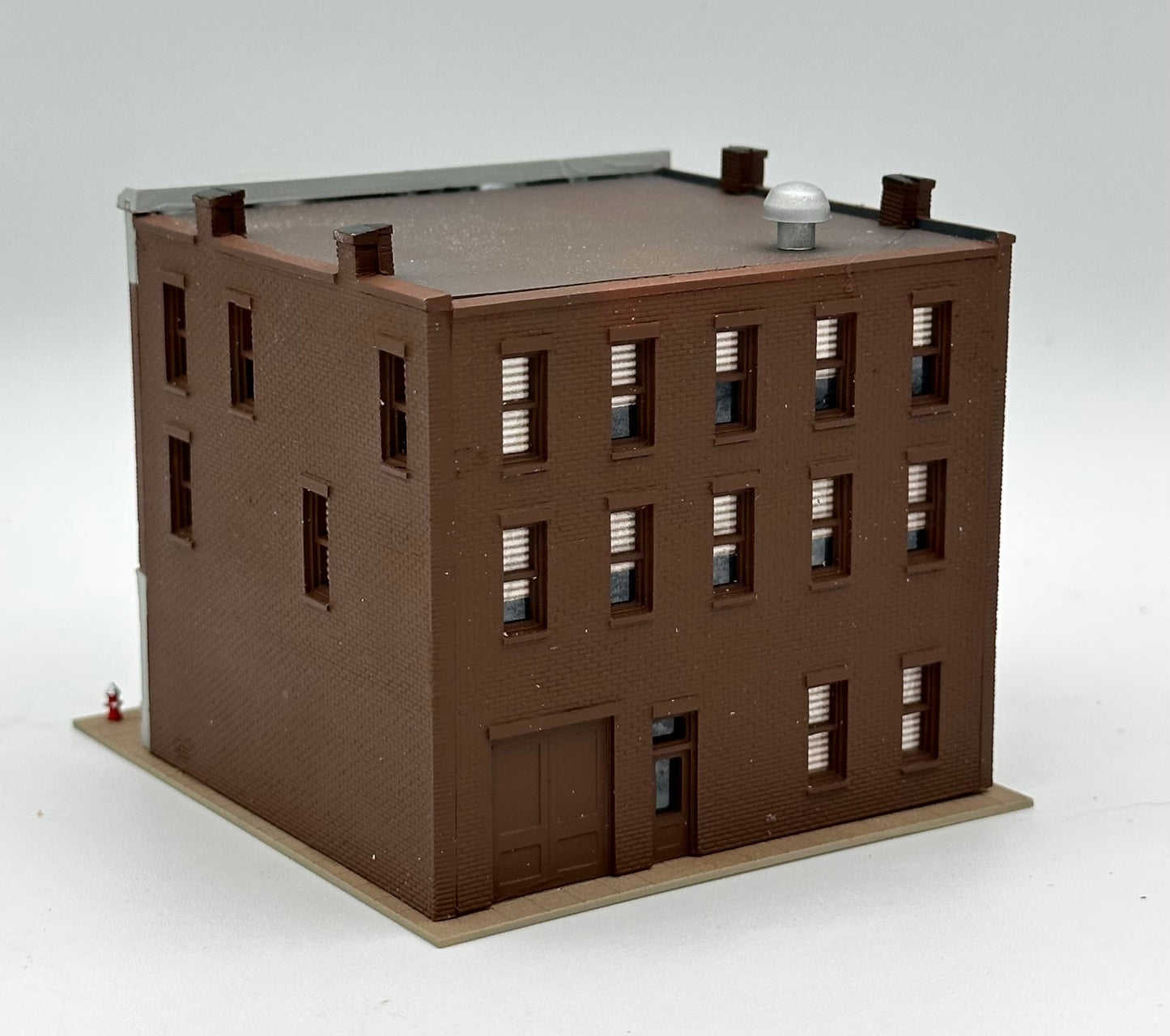 Woodland Scenics N Scale Custom Painted, Apartment Building,Window treatments, Street Figures