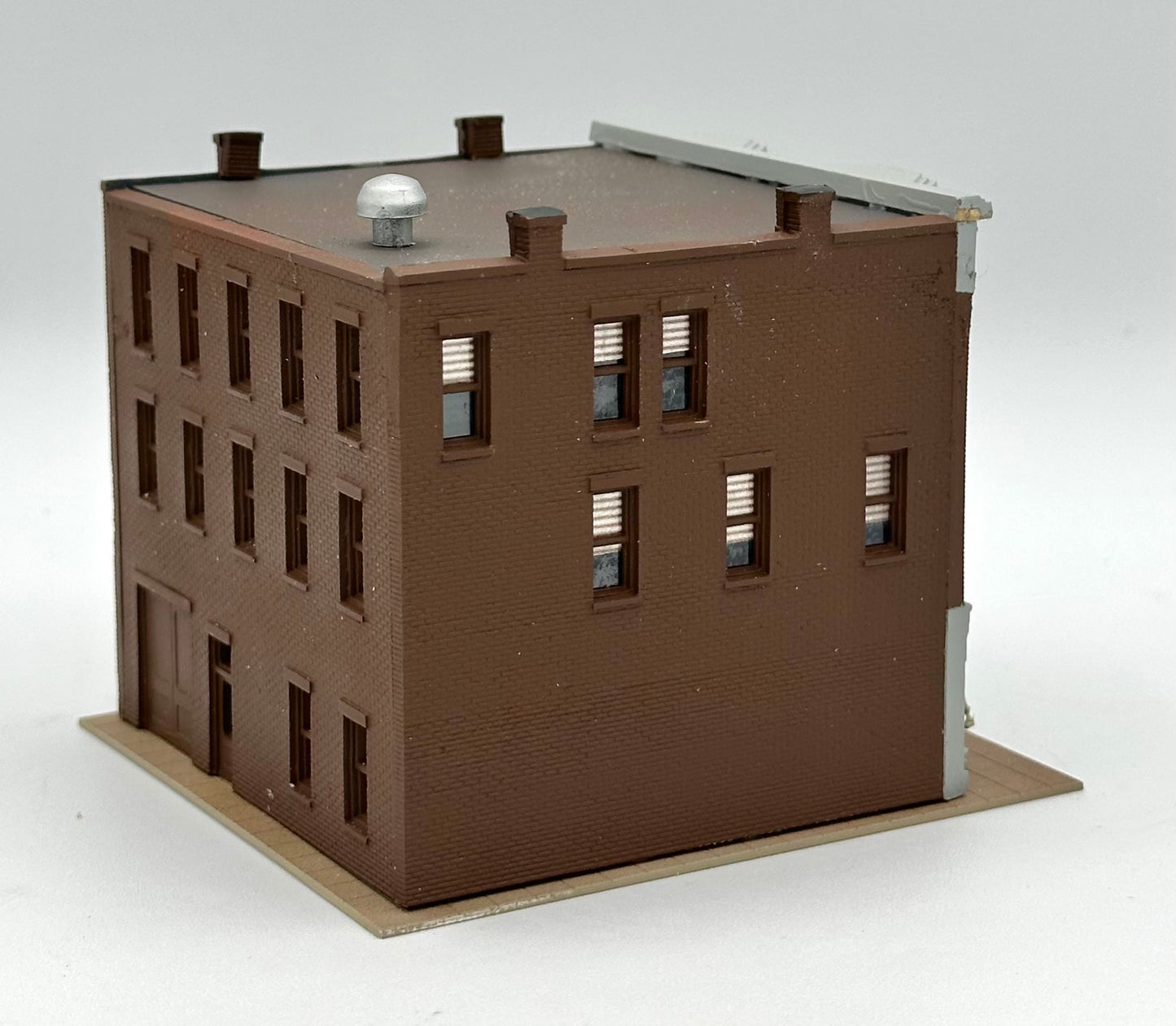 Woodland Scenics N Scale Custom Painted, Apartment Building,Window treatments, Street Figures